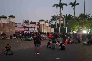 Massa Demo 27 Agustus Mulai Padati Depan DPR, Jalan Gatot Subroto Ditutup
