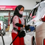 Gambar: Petugas SPBU Pertamina Mengisi BBM