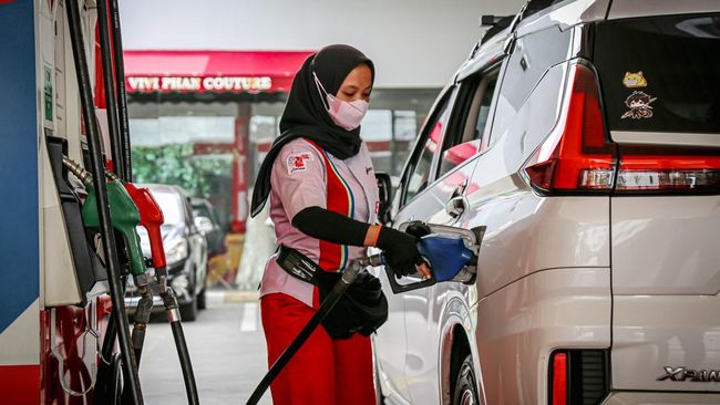Gambar: Petugas SPBU Pertamina Mengisi BBM